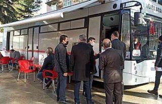 Öğrencilerin duyarlı davetine koşan veliler, kan...
