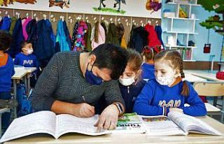 Öğretmen masasını ortadan kaldırdı: "Öğrencilerle...