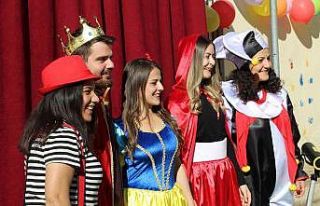 Öğretmenler, çocukların bir gülümsemesi için...