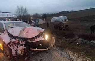 Öğretmenleri taşıyan otomobil, traktör ile çarpıştı:...