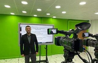 Öğrtmenler, öğrenciler için kamera karşısına...