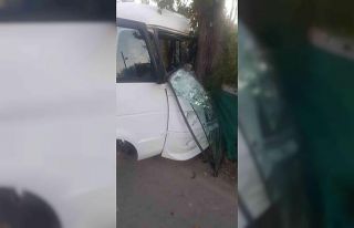 Okul servisi ağaca çarptı: 8 yaralı