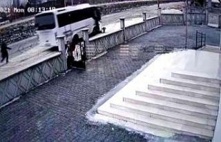 Okula gitmek için kullandığı servis aracı çocuğun...