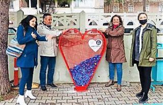 Okullara plastik kapak kumbarası dağıtılıyor