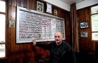 Ölen mahalle sakinleri kahvehanedeki panoda yerini...