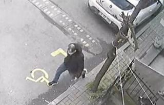 Önce cama vurdu sonra kızın elindeki telefonu alıp...