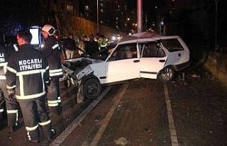 Önce duvara ardından aydınlatma direğine çarptı