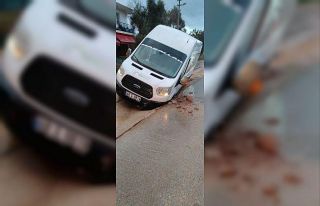 Önce okul servisi, sonra kamyon ve kepçe çukura...