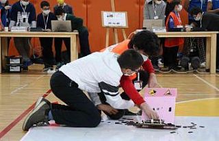 Ortaokul öğrencilerinin robotları bilim şenliğinde...