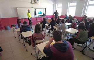 Ortaokul ve lise öğrencilerine trafik güvenliği...