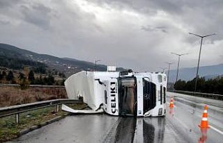 Osmaniye’de kaygan yolda kontrolden çıkan tır...