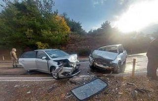 Osmaniye’de otomobiller kafa kafaya çarpıştı:...