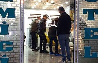 Otel odasında ölü bulunan yabancı uyruklu kadının...