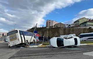 Otobüs ile otomobil çarpıştı; 2 yaralı
