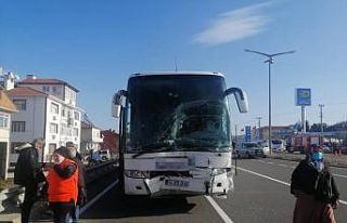 Otobüsün çarptığı traktörün sürücüsü hayatını...