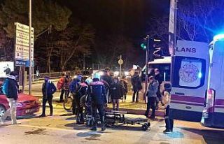 Otomobil 2 genç kıza çarptı: 2 yaralı