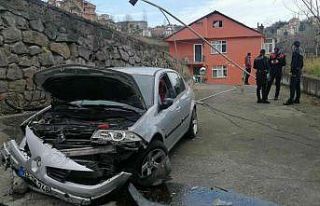 Otomobil bahçeye uçtu: 1 yaralı