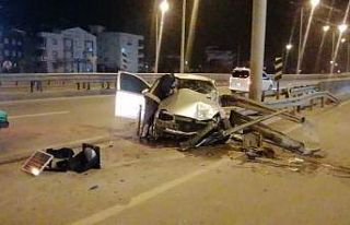 Otomobil bariyer çarptı, yavaşlayan araçlara çarpmamak...