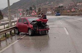 Otomobil bariyerlere çarptı: 1 yaralı