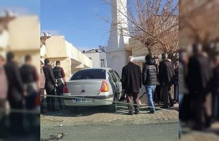Otomobil cami avlusuna daldı