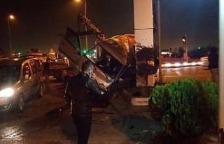 Otomobil, çarptığı minibüsün altına girdi:...
