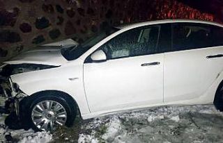 Otomobil duvara çarptı: 2 yaralı