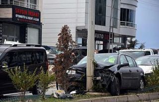 Otomobil elektrik direğine çarptı: 1 yaralı