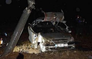 Otomobil elektrik direğine çarptı, genç sürücü...