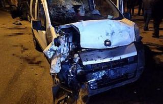 Otomobil ile hafif ticari aracın çarpıştığı...