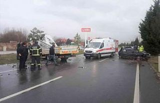 Otomobil ile kamyonet çarpıştı: 1 yaralı