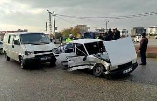 Otomobil ile midibüs çarpıştı: 2 yaralı
