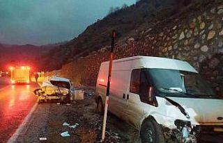 Otomobil ile minibüs çarpıştı: 3 yaralı