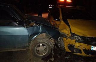 Otomobil ile ticari taksi çarpıştı: 4 yaralı