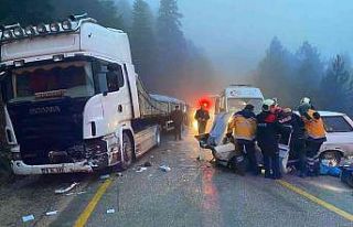 Otomobil ile tır çarpıştı: 2 yaralı