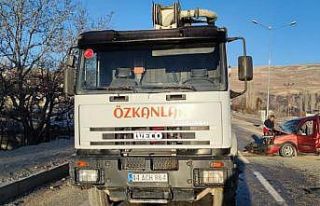 Otomobil kamyona arkadan çarptı: 2’si ağır 4...