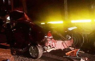 Otomobil, park halindeki tıra çarptı: 1 kişi öldü