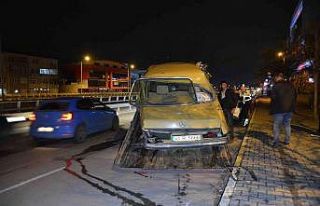 Otomobil park halindeki tıra çarptı: 2 yaralı