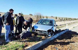 Otomobil refüje çarptı: 2 yaralı