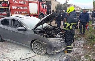 Otomobildeki yangın hasara neden oldu