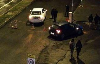 Otomobilin tekeri rögar kapağının içine düştü