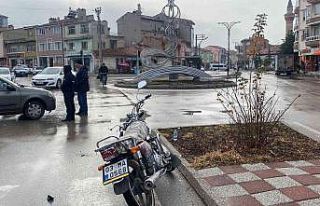 Otomobille çarpışan motosiklette 2 kişi yaralandı