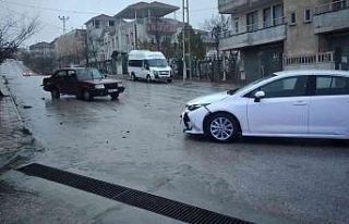 Otomobiller çarpıştı: 3 yaralı