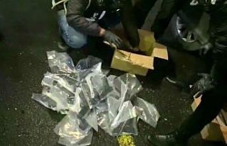 Otomobillerin bagajından 80 silah ile balya halinde...