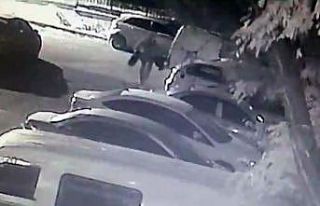 Otomobillerin lastiklerini çalan hırsız kamerada