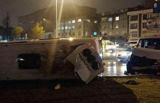 (ÖZEL) Gaziosmanpaşa’da iki servis minibüsü...