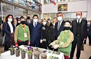 Özel öğrencilerin TÜBİTAK Bilim Fuarı, ziyaretçilerden...