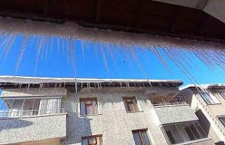 (Özel) Tatvan’da çatılarda 1 metrelik buz sarkıtları...