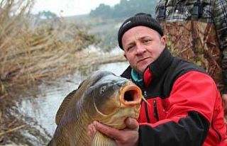 (ÖZEL) Yakalanan 22 kiloluk dev sazan balığı görenleri...