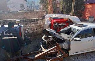 Park halinde alev alan otomobil kullanılamaz hale...