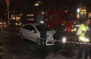 Park halinde motorundan duman çıkan araç korkuttu